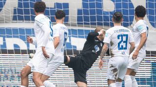 Schwups – da isser drin: Sandhausens Dario Dumic (2. v. r.) erzielt hier das Tor zum 1:0, das Magdeburgs Torwart Dominik Reimann (M.) nicht verhindern kann.