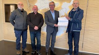 Die Vertreter der Bürgerinitiative „Rettet den Entenpfuhl“ überreichen Landrat Stefan Dallinger (3. v. l.) die gesammelten Unterschriften.