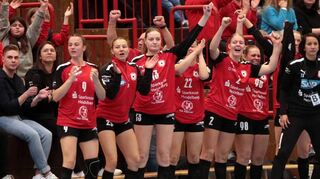 Gegen Leipzig auf der Siegerstraße: Die Bank der Kurpfalz-Bären mit Trainerin Franziska Steil springt auf und jubelt.