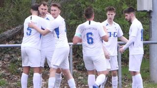 Kollektiver Jubel beim SV 98 Schwetzingen über den Siegtorschützen Martin Rau (2. v. l.) – Burak Cavdaro (r.) hatte die Vorlage gegeben.