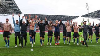 La Ola mit den 800 Fans im Gästeblock: Die Profis des SV Waldhof feiern den 3:0-Sieg bei RW Essen am Sonntagnachmittag.