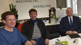 Hanspeter Rausch (v. l.) und Dr. Jost Armbruster sprechen mit Bürgermeister Pascal Seidel, Bauamtsleiterin Susanne Barisch und Katja Rösch vom Umweltamt über die anstehenden Herausforderungen in Sachen Natur in und um Oftersheim.