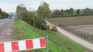 Vereinfachung im Wartestand: Im kommenden Jahr soll der vom Speyerer Ufer ankom-mende Radweg hier direkt Richtung Lußhof weitergeführt werden.