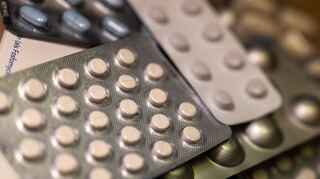 Diverse Medikamentenpackungen liegen auf einem Tisch in einer Apotheke. Knappheiten bei Arzneien könnten uns in Zukunft in Deutschland begleiten.