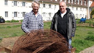 Werner Bitzigeio (l.) und Dr. Dietmar Schuth vor einem von Bitzigeios Sternenfrüchten, die es in sich haben.