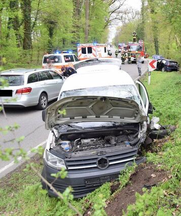 Der VW Caddy ist mit Wucht in die Böschung geknallt.