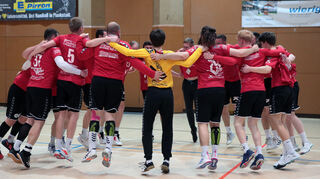 Jubel über den klaren Heimsieg: Das Team der TSG Eintracht Plankstadt feiert das 30:19 gegen St. Leon/Reilingen.
