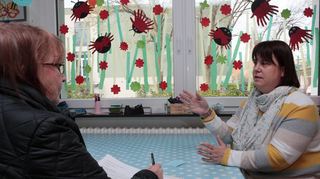 Reporterin Maria Herlo im Gespräch mit Kidscamp-Leiterin Kathrin Marotta.
