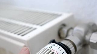 ILLUSTRATION - Eine Frau dreht an einem Heizungsthermostat. (zu dpa "Mieterbund fordert mehr Mieterschutz bei Heizungstausch") +++ dpa-Bildfunk +++