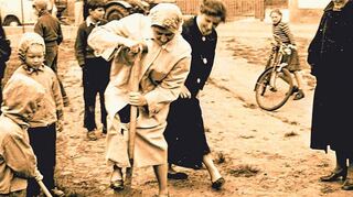 1958 fand der Spatenstich für die neue Kirche statt, unter anderem mit Magda Fuchs-hocker Esther Gilbert.