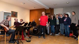 Die Joyful Voices bei ihrer Generalprobe mit Sänger Martin Griffiths vor dem Konzert bei der Mannheimer Bundesgartenschau.
