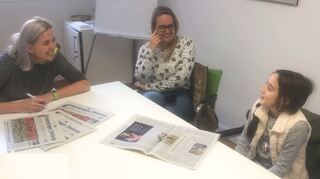 Ein Gespräch, das sichtlich allen Spaß bereitet: Lara (r.) und Mama Elma erzählen Redaktionsleiterin Katja Bauroth (l.), dass sie auf den Zeitungsartikel in der Montags-ausgabe oft angesprochen und dieser online bei den Verwandten in Brasilien – dort ist Lara auch geboren – und Portugal eifrig gelesen wurde.