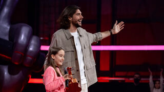 Da strahlen zwei: Lara – hier bei den „Blind Auditions“ – mit ihrem Coach Alvaro Soler, der ihr, wie jedem Teammitglied, eine Ukulele geschenkt hat.