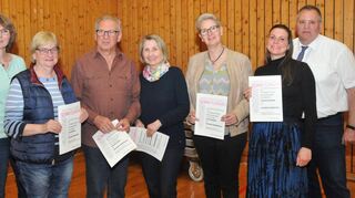 Ihre langjährige Zugehörigkeit zur Turnerbundfamilie wurde von den TBG-Vorsitzenden Claudia Butz (l.) und Georg Salzer (r.) mit der silbernen (25 Jahre) und goldenen Ehrennadel (40 Jahre) gewürdigt: (v.l.) Ute Hoffmann, Richard Wolf, Brigitte Klein, Elke Krämer und Vanessa Werner.