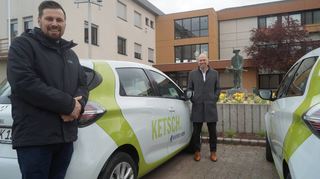 Bauamtsleiter Marc Schneider und Bürgermeister Timo Wangler präsentieren zwei neue E-Renaults für die Gemeinde im Corporate Design von Ketsch.