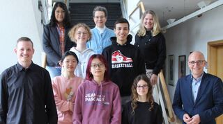 Freuen sich gemeinsam mit den Geehrten über viele Preise: Schulleiter Philipp Wolfart (v. l.), Lehrerin Marina Chacin Benitez, Yui Matsushita, Miriam Kampmann, Bingquam Simon Huang, Lehrerin Barbara Obert (hinten), Kenno Recker, Sophia Dalkidou, Lehrerin Elena Spitzner und Oberbürgermeister Dr. René Pöltl (v.r.).