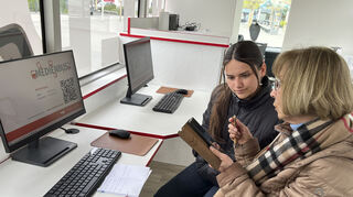 Barbara Kreiten aus Brühl (rechts) schildert Lara Kaup vom Medienbusteam ihre Frage zum Smartphone. Die Lösung wurde schnell gefunden.