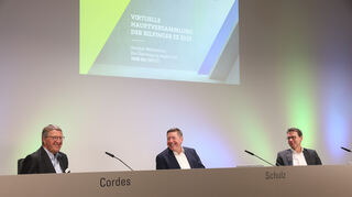 Ob Vorstandschef Thomas Schulz (M.) und Finanzvorstand Matti Jäkel (r.) sich gerade Eckhard Cordes mit Sombrero vorstellen?