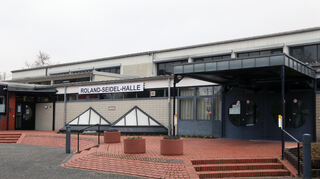 Die Roland-Seidel-Halle soll ein neues Erdgas-Brennwert-Blockheizkraftwerk erhalten – die bisherige Anlage wurde 2010 installiert. Die Kosten in Höhe von 200 000 Euro würden den aktuellen Haushalt nicht aktiv belasten. Das Gleiche soll auch an der Theodor-Heuss-Schule passieren.