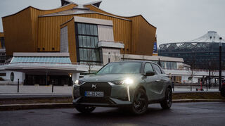 mid Berlin - Markante Front mit neuem Grill und neuen Leuchten. Der mattschwarze Grill mit schmückenden Chromperlen ist der Topversion Opera vorbehalten.