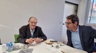 Herbert Baumann ist mit seinem Sohn Andre in die Redaktion gekommen. Der85-Jährige hat sogar ein Stück des Leinentuchs dabei, das einst Tapete in der Kurfürstenstube war – „hergestellt in Frankreich“, erzählt er.