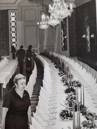 Marie Baumann war drei Jahrzehnte die Chefin der Schlossgastronomie. Hier prüft sie noch einmal Details einer festlich gedeckten Hochzeitstafel.