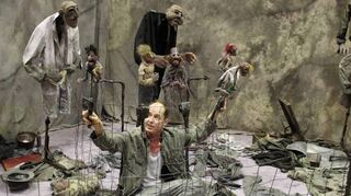 Julian W. Koenig brilliert in der Rolle als „Franz Woyzeck“. Seine Kulisse ist so simpel wie beeindruckend.