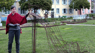 "Cinderella" von Dorothea Kirsch aus Gillenbeuren steht im Marstallhof.
