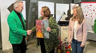 Karl-Heinz M. Sohn überreicht Kultusministerin Theresa Schopper (Mitte) gemeinsam mit Marion Marker-Schrotz das Geschenk der Hockenheimer Schüler.