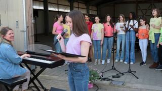 Der Jugendchor des Sängerbundes unter der Leitung von Elena Spitzner (am E-Piano mit Solistin Rochelle Alberti am Mikro) begeistert mit tollen Liedern.