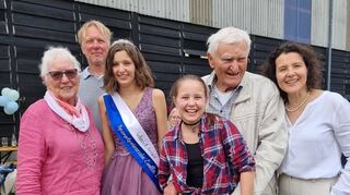 Eine weitere hoheitliche Familie in Schwetzingen: Die Großeltern Marliese (l.) und Hans Beuschlein sind gemeinsam mit Jürgen (2. v. l.) und Irina Manzano (r.) stolz auf Spargelprinzessin Emilia I. Und Schwester Carla träumt auch schon von einem Krönchen...