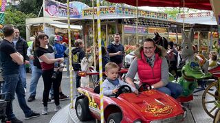 Nadine Naumann hat mit Söhnchen Mika Spaß auf dem Kinderkarussell. Das Frühlingsfest ist gut besucht, auch wenn das Wetter am Abend deutlich schlechter wird.