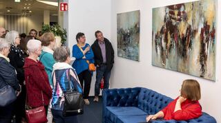 Angelika Senft-Rubarth (verdeckt) erläutert Gästen gezielt Kunstwerke.