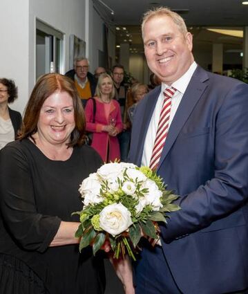 Vorstandsmitglied Achim Seiler überreicht Gerdi König Blumen.