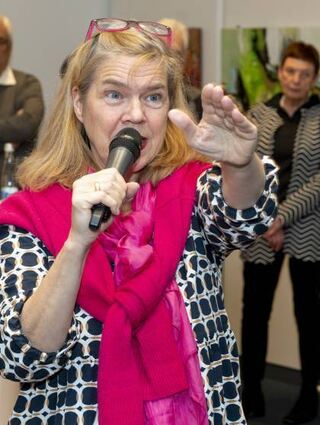 Angelika Senft-Rubarth führt in die Ausstellung ein.