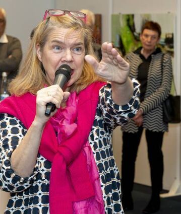 Angelika Senft-Rubarth führt in die Ausstellung ein.