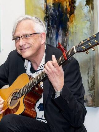 Gitarrist Christian Straube umrahmt die Veranstaltung musikalisch.