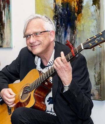 Gitarrist Christian Straube umrahmt die Veranstaltung musikalisch.