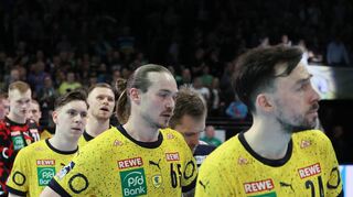 Niklas Michalski (v.l.), Lukas Nilsson und Patrick Groetzki verlassen frustriert das Spielfeld.