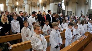 In der Ketscher Kirche St. Sebastian feiern die jungen Christen ihre Erstkommunion in einem Gottesdienst mit Pfarrer Erwin Bersch.