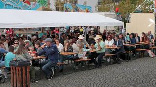 Keine Bank bleibt frei beim Frühlingsfest auf dem Marktplatz. das vor allem Familien anlockt und noch bis Dienstag geöffnet ist.