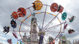 Eine der beliebtesten Attraktionen auf dem Frühlingsfest ist das Fahrgeschäft Telstar, bei dem man jedoch keine Höhenangst haben sollte.