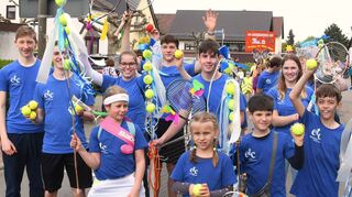 Der Eppelheimer Tennisclub marschiert mit seiner Jugend beim Zug durch die Stadt mit und auch die Kindergärten begeistern mit ihren einfallsreichen Kostümen.
