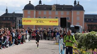 Diese Kulisse ist und bleibt einzigartig: Beim Zieleinlauf steuern die Sportler aufs Schloss Schwetzingen zu und dabei werden sie vom Publikum angefeuert.