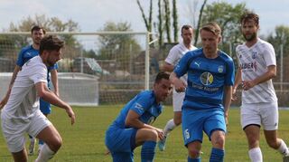 Steffen Jung (am Ball) ist umringt von den Brühlern Nick Johann (l.) und Timo Weber (r.). Daniel Marzoll (knieend) schaut zu.