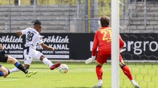 Hier erzeilt Sandhausens Franck Evina den Treffer zum 2:2-Ausgleich gegen den SC Paderborn.