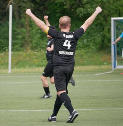 Jonas Engelhardt bejubelt den Treffer zur 1:0-Führung des FC Badenia.