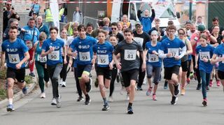 Los geht’s: Hier ist gerade der Start zum Schüler-/Eltern/Erwachsenen-Lauf erfolgt. Viele Teilnehmer machen für den guten Zweck mit.
