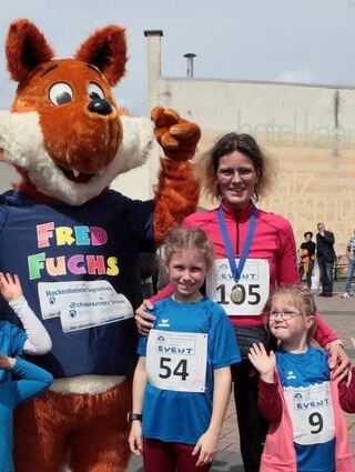 Zeitungsmaskottchen Fred Fuchs und seine Fans: Elias, Emilia und Ben, Lena, Almuth und Leonie.