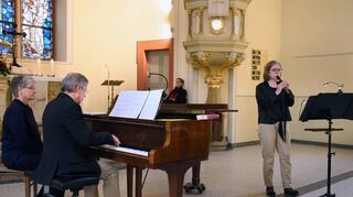 Detlev Helmer (an den Tasten) und Ulrike Wettach-Weidemaier an der Blockflöte gestalten ein tolles Konzert, bei dem Pfarrerin Dr. Franziska Beetschen (im Hintergrund sitzend) passende Texte einstreut.